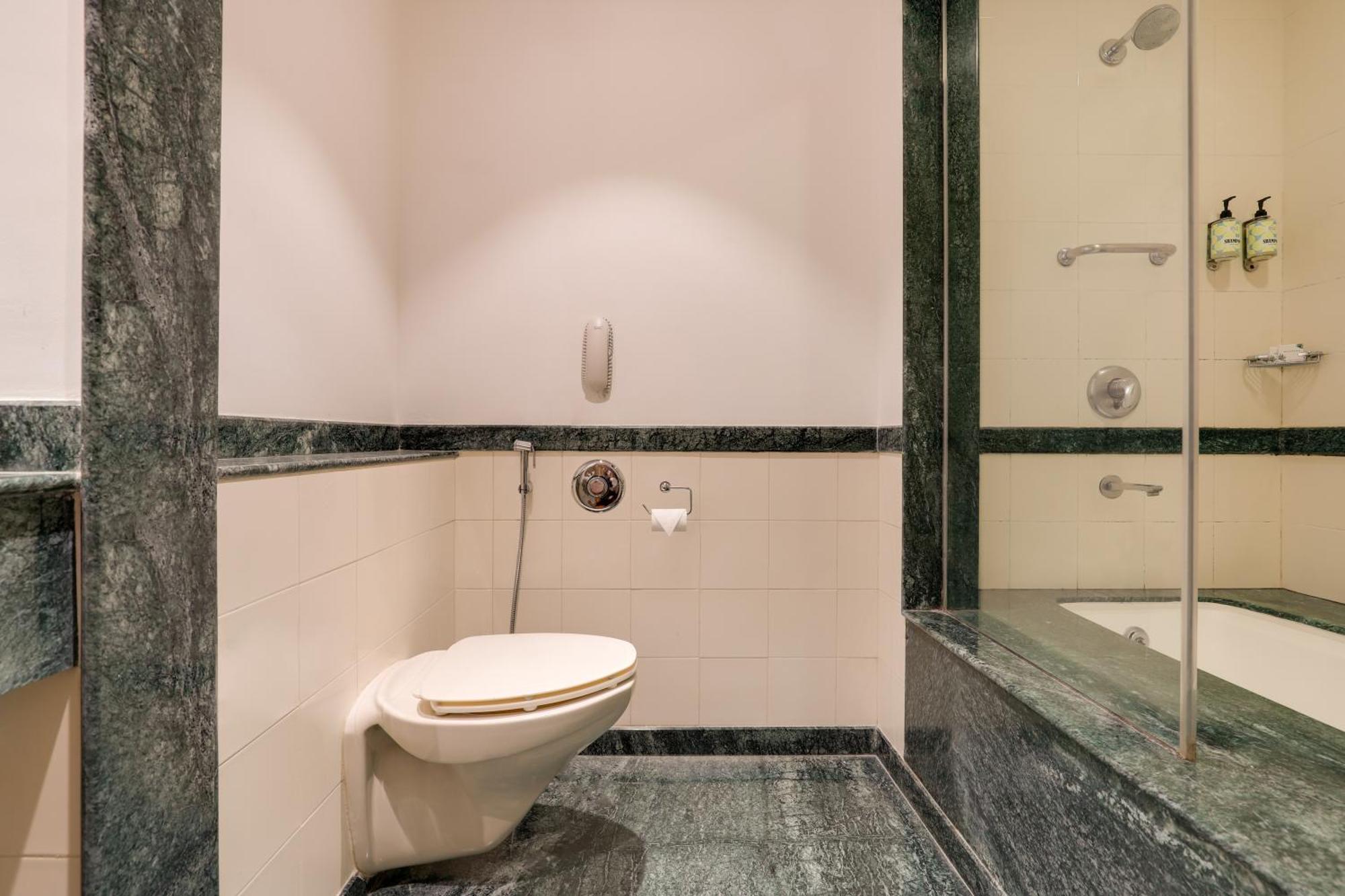 Hotel Lemon Tree Hinjewadi Pune 4*